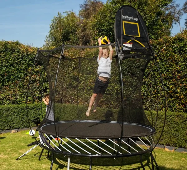 Chlapec skáče na trampolíně Springfree R54 Compact Round