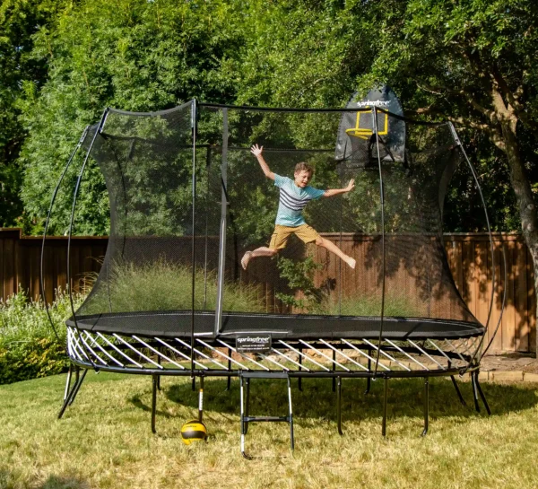 Chlapec bláznivě skáče na trampolíně Springfree